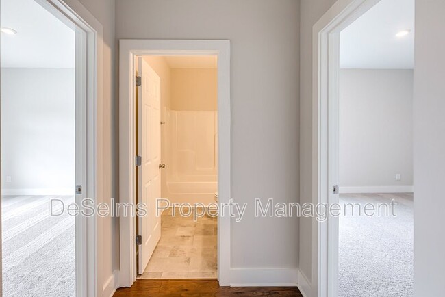 Building Photo - 1024 Hillbrook Dr