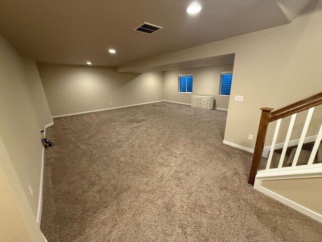 Building Photo - Spacious Modern 5-Bedroom Ranch Home in Hi...