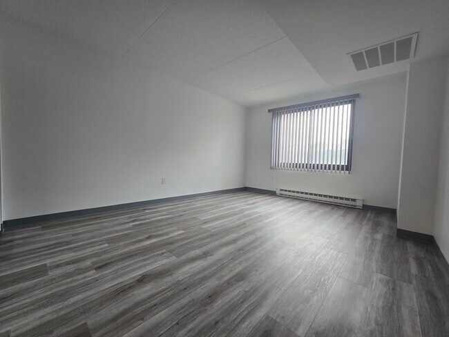 Building Photo - 51 Melrose St