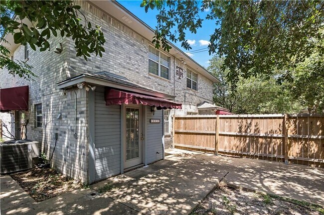 Building Photo - 1903 Woodsman Dr