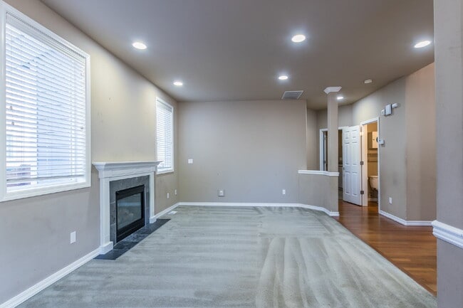 Building Photo - Spacious 4-Bedroom Haven in Kent with 2.5 Bathrooms and 2,570 Sq Ft of Comfort!