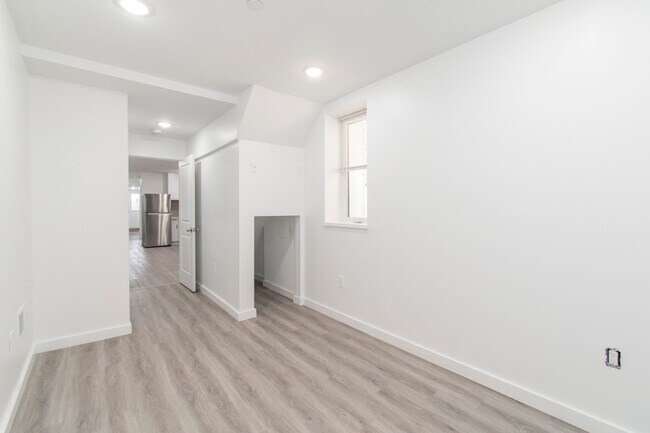 Building Photo - New! Renovated & Modern Apartment