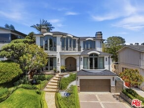 Building Photo - 108 S Poinsettia Ave
