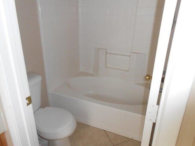 Building Photo - Large Spacious 3 Bedroom Townhome with Com...