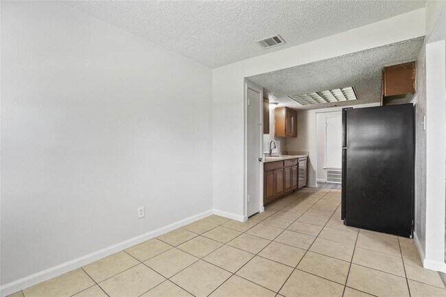 Building Photo - 1800 Cameo Dr