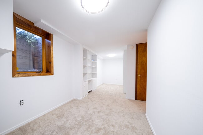 Building Photo - 5209 W 61st St