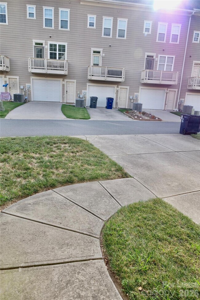 Building Photo - 10220 Vanguard Pkwy