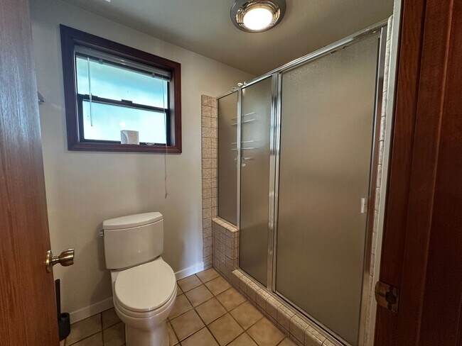 Building Photo - Spacious 4 bedroom, 3 bathroom home