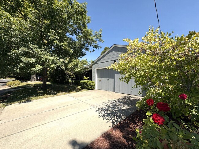 Building Photo - Charming 3BR/2BA Home in West Menlo Park
