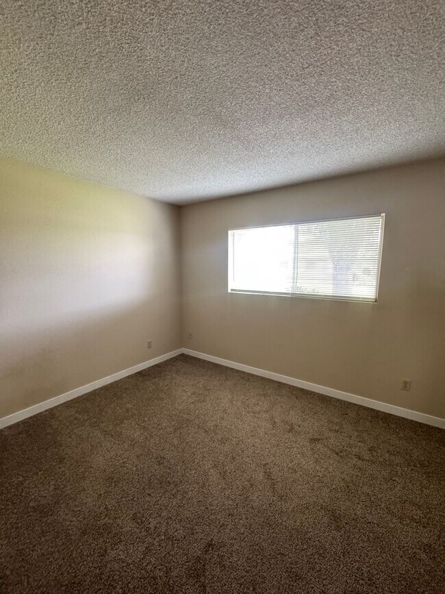 Building Photo - 5574 Mountain View Dr
