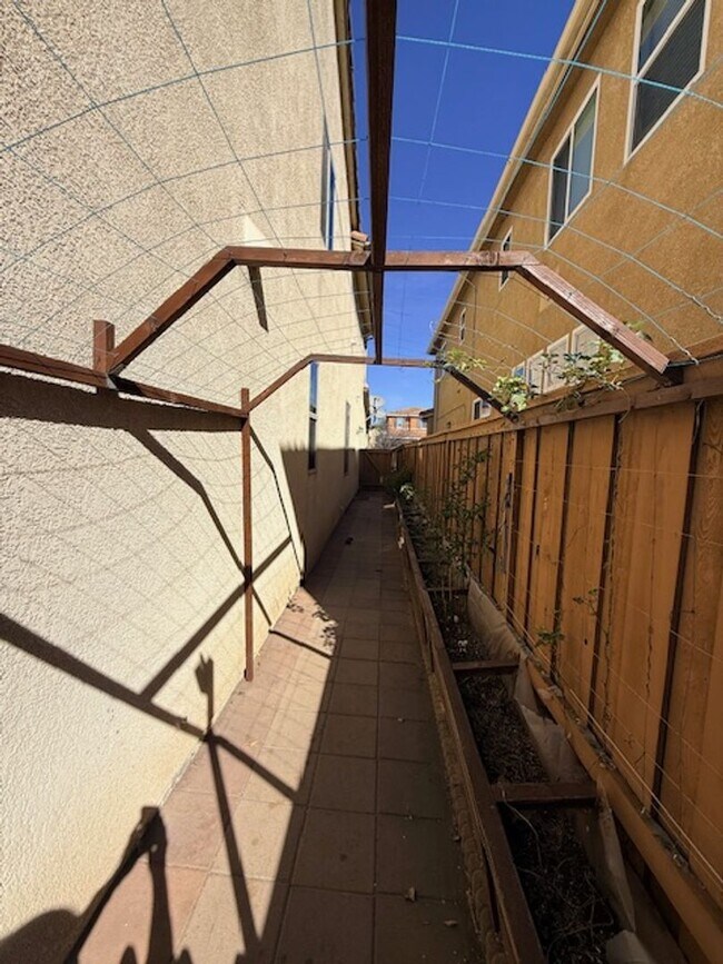 Building Photo - Beautiful Oceanview Hills house