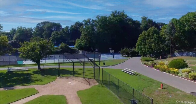 Building Photo - 218 Middle Neck Rd