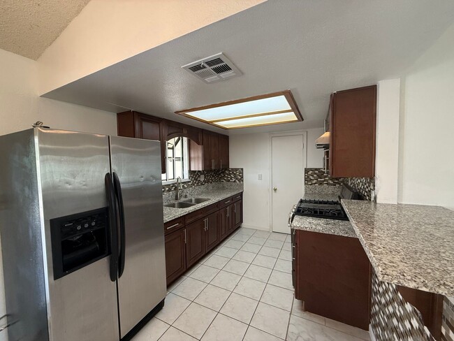 Building Photo - Charming 4-Bedroom Home in Delano!