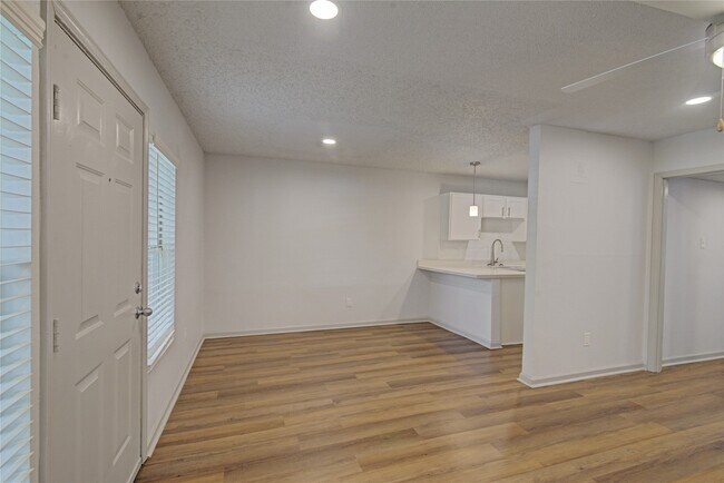 Building Photo - 800 Heights Blvd