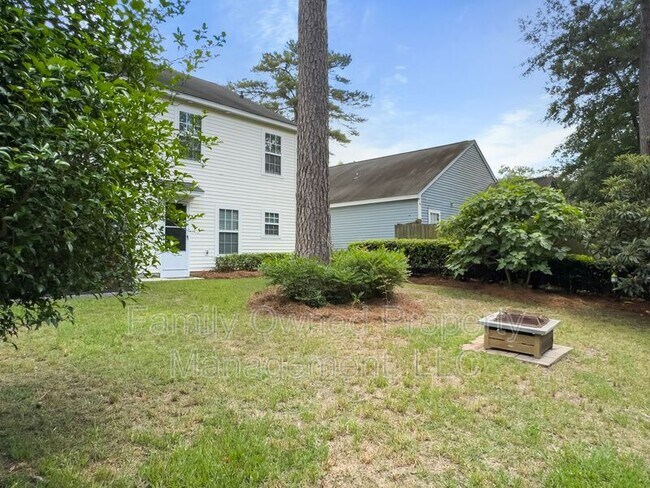 Building Photo - 8753 Red Oak Dr