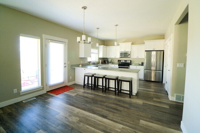 Building Photo - Beautiful 4 bed 3.5 bath townhome in Aspen...