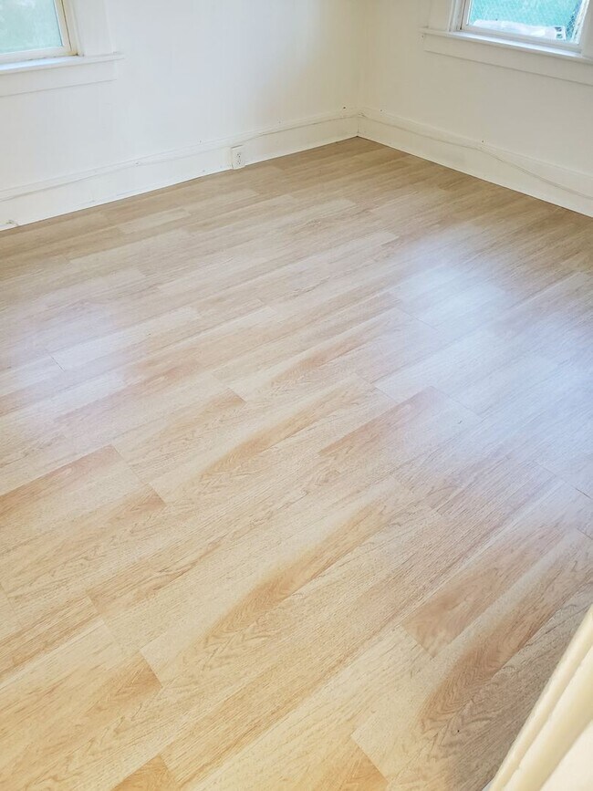 Building Photo - Downtown Charmer