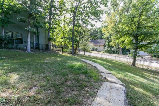 Building Photo - 5 Bed 3 Bath Home