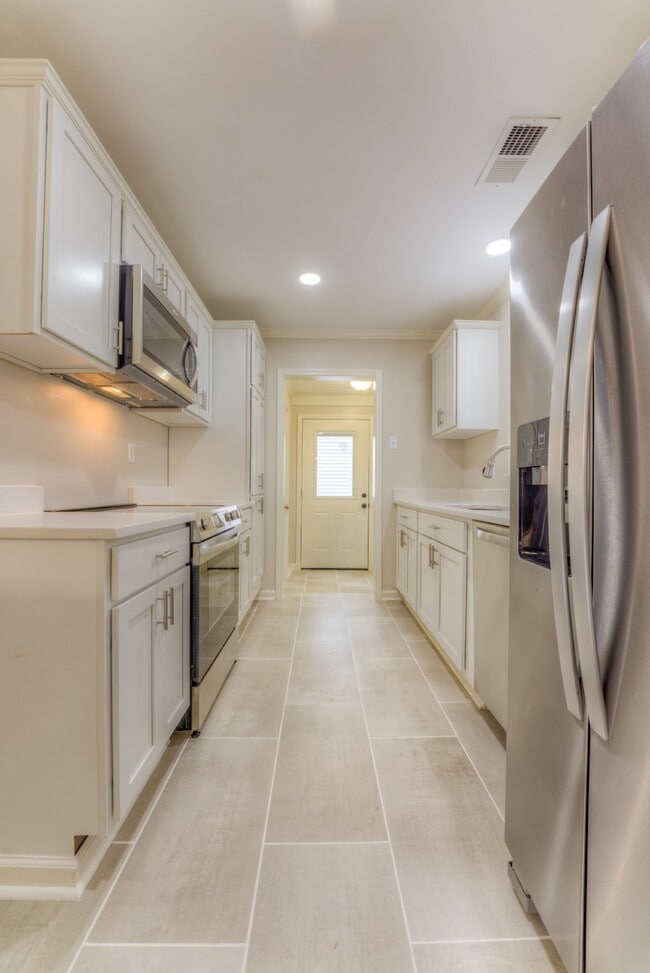 Building Photo - Charming 3-Bedroom Home with Modern Upgrades and Spacious Backyard in a Peaceful Neighborhood