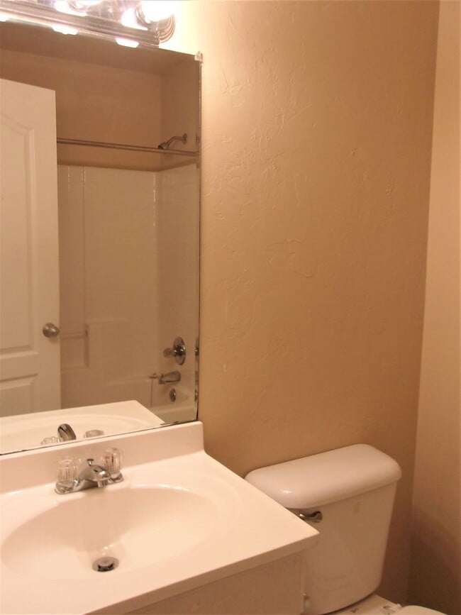 Building Photo - 3 BED 2 BATH 2 CAR GARAGE HOME- NW OKC