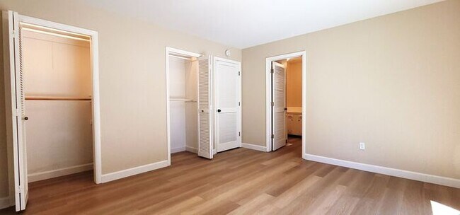 Building Photo - Beautiful 2 Bedroom / 2 Bath Bungalow Next to Hidden Valley Golf Club with Large Private Patio, N...