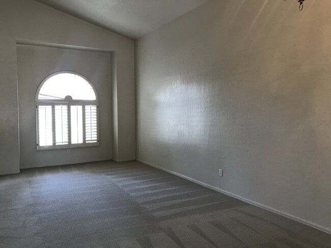 Building Photo - Gilbert Home - 5 Bed + Den & 2.75 Bath with Beautiful Pebble Teck Pool