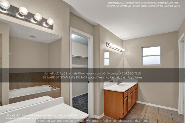 Building Photo - 3 Bedroom 2.5 Bath Available