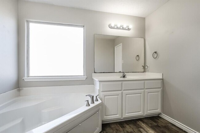 Building Photo - 16209 N View Ct