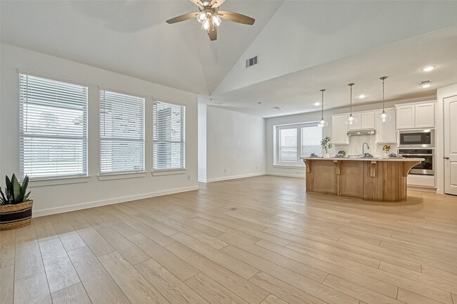 Building Photo - 323 Highland Bayou Dr