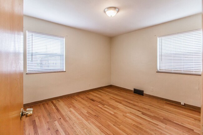Building Photo - 5005 Winona Ave