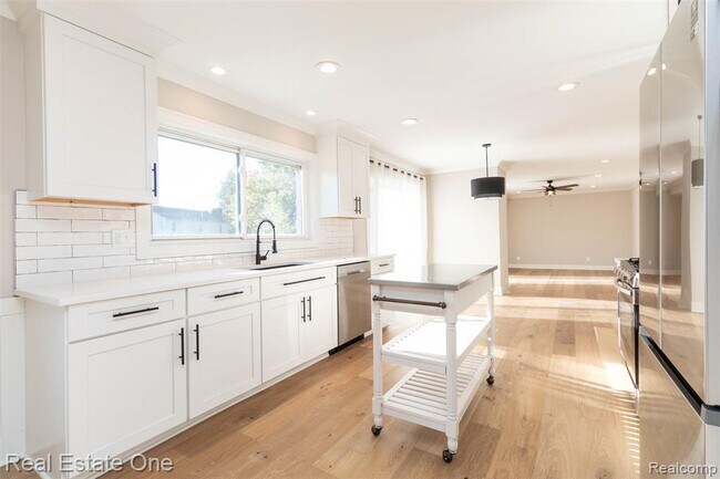 Building Photo - 5485 Hammersmith Dr