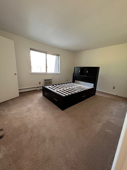 Good size bedroom - 912 Cherry Hill Dr