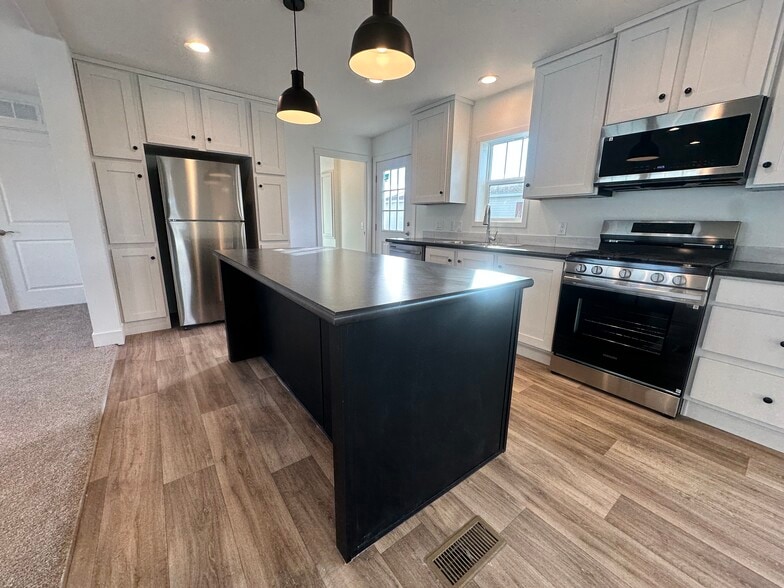 Building Photo - 29 Cavalier St N