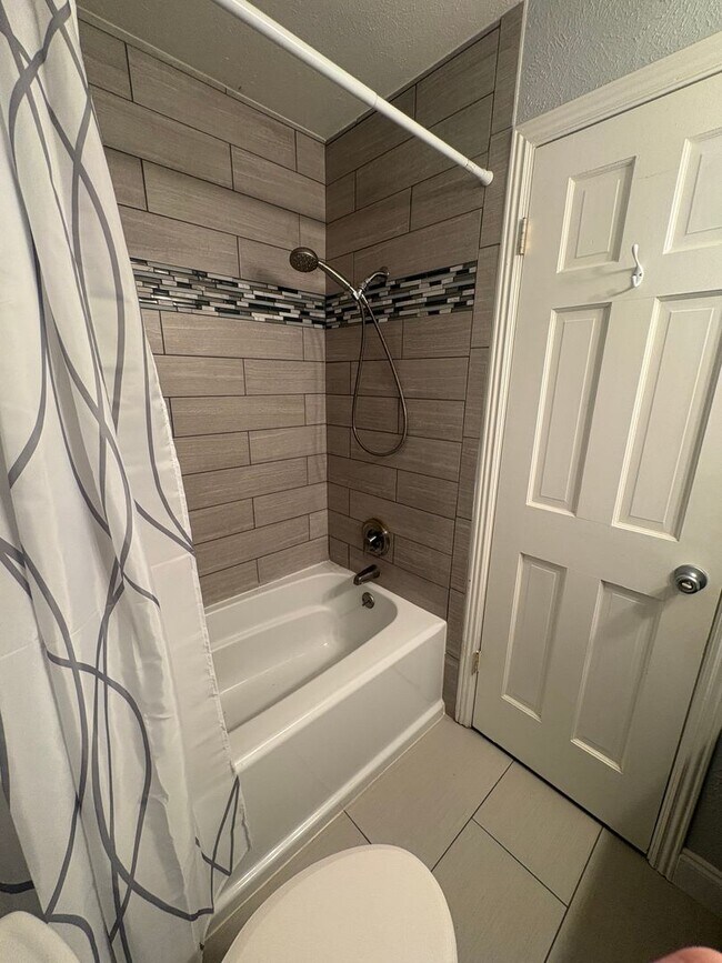 Building Photo - Stylish Ground Level Condo 2 Bedroom 2 Bath!