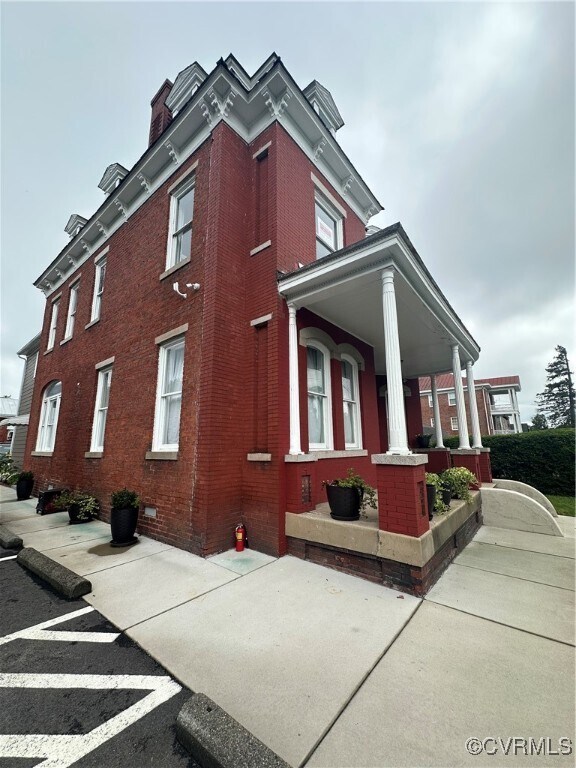 Primary Photo - 634 S Sycamore St
