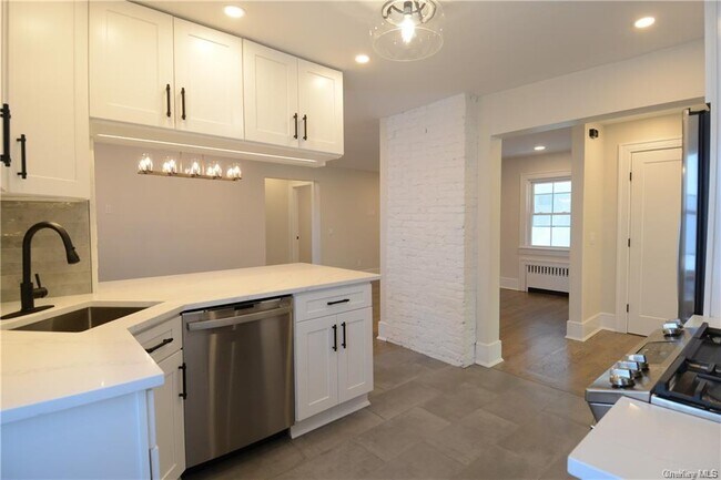 Building Photo - 137 Hillside Pl