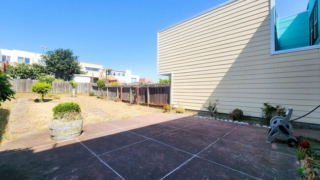 Building Photo - Sunset Single-Family Home Available for Le...