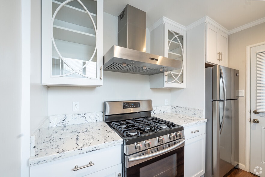 1BD, 1BA - 700SF - Kitchen - 1607 Santa Clara Ave