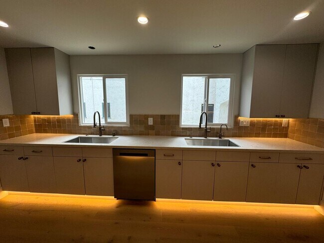 Building Photo - 424 N Orange Dr