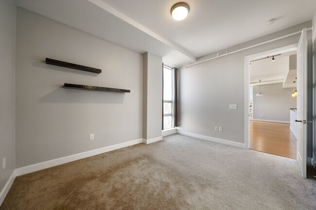 Building Photo - Light filled 1 bed/ 1 bath condo with balcony minutes to downtown Chapel Hill