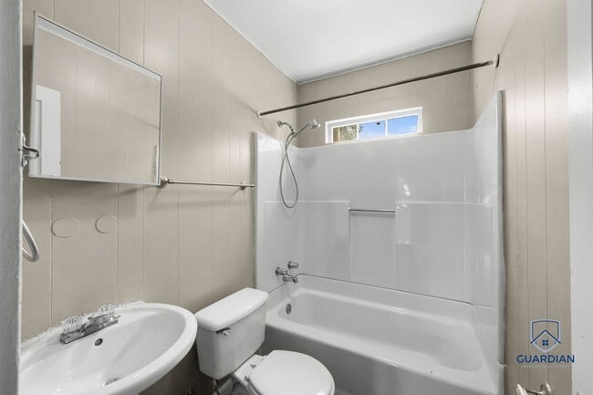 Building Photo - 2 bed 1 bath