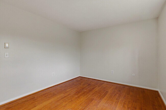 Building Photo - 559 Sagamore Ave