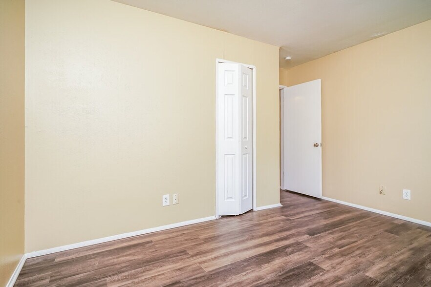 Building Photo - 3214 Greentree Dr