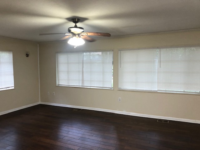 Large Family Room - 1435 Wilhurst St