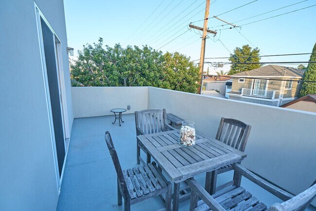 Building Photo - FURNISHED Modern One Bedroom+Loft Coronado! In Unit W/D! AC! Assigned Parking!