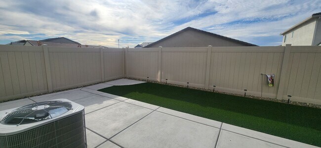 Building Photo - Beautiful 3 Bedroom 2.5 Bathroom Home in E...