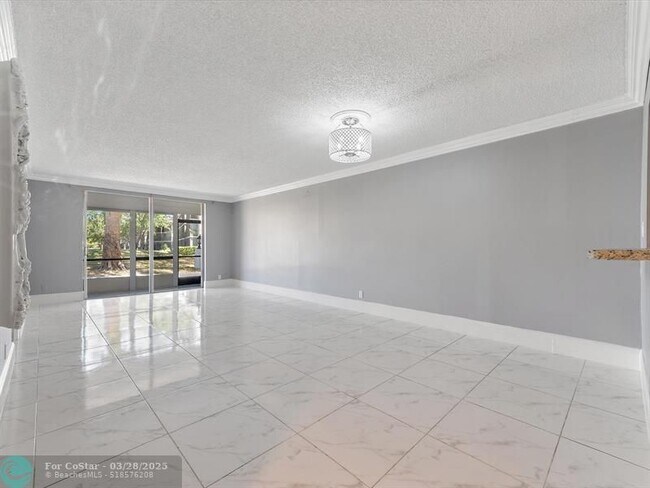 Building Photo - 371 S Hollybrook Dr
