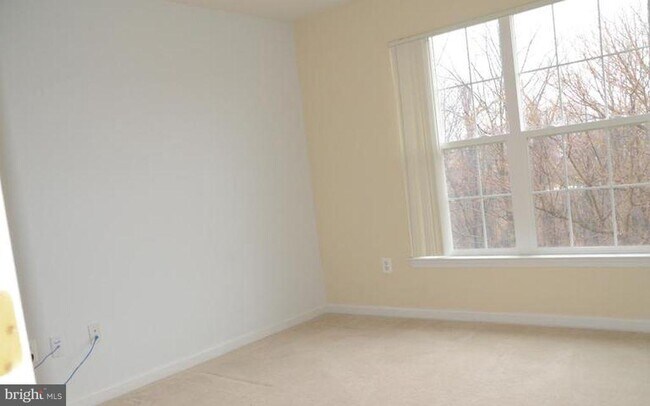 Building Photo - 21323 Village Green Cir