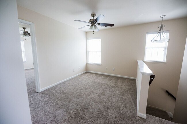 Building Photo - Immaculate beautiful 3-bedroom, 2.5-bath t...