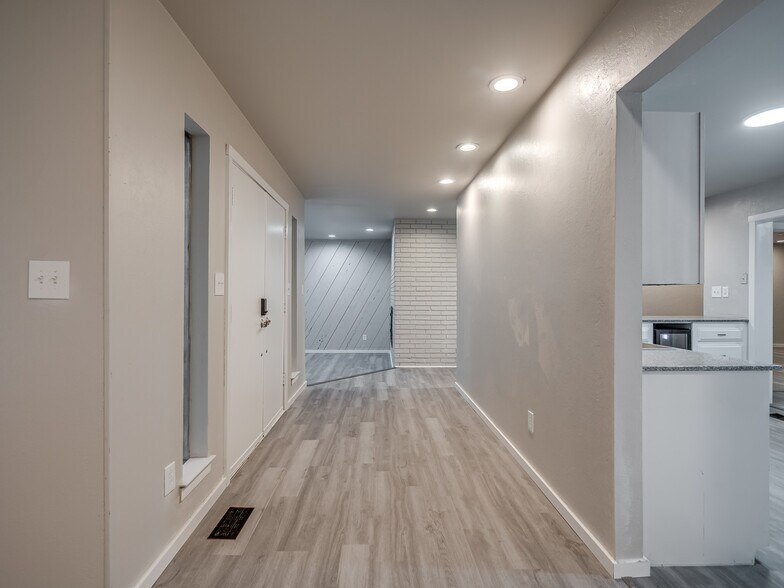 Building Photo - 12136 Thorn Ridge Rd